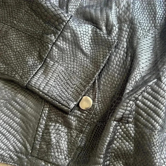 🔥molly Bracken🔥 | Black snakeskin pattern light jacket - Picture 3 of 12